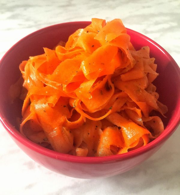 Тарелка с морковными феттучине