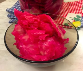 Чашка с розовой маринованной капустой
