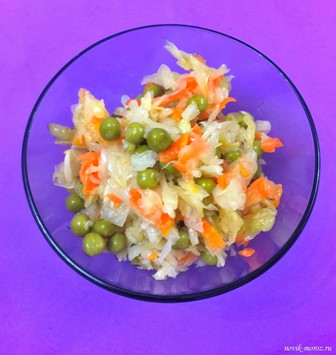 Тарелка с салатом из квашеной капусты